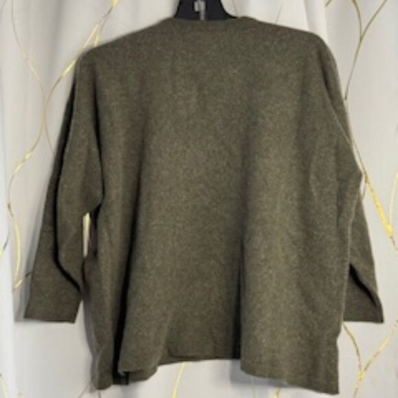 Eskandar Green Scottish Cashmere V-Neck Sweater – One Size - Picture 2 of 4